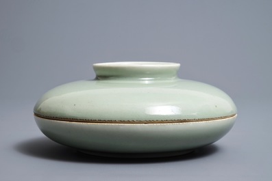 Een ronde Chinese celadon dekselkom met compartimenten, Qianlong merk, 19e eeuw