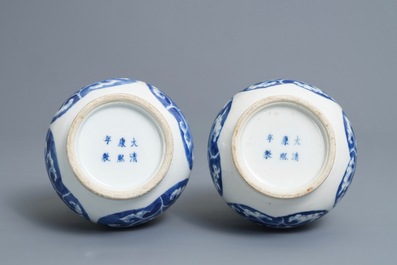Een paar Chinese blauwwitte flesvormige vazen, Kangxi merk, 19/20e eeuw