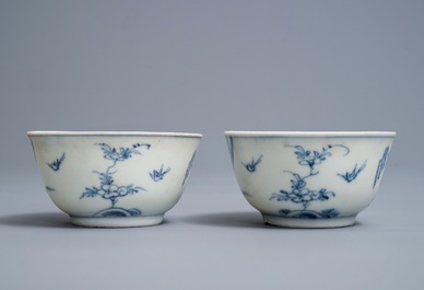 Une paire de tasses et soucoupes en porcelaine de Chine bleu et blanc, &eacute;pave Ca Mau, Yongzheng