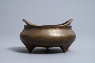 Een Chinese bronzen driepotige wierookbrander, Xuande merk, 18/19e eeuw