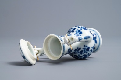 Une verseuse couverte en porcelaine de Chine bleu et blanc d'apr&egrave;s un mod&egrave;le en &eacute;tain, Kangxi