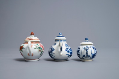 Drie Chinese blauwwitte en famille rose theepotten met deksels, Kangxi en Qianlong