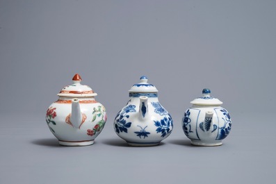 Trois th&eacute;i&egrave;res couvertes en porcelaine de Chine famille rose et bleu et blanc, Kangxi et Qianlong