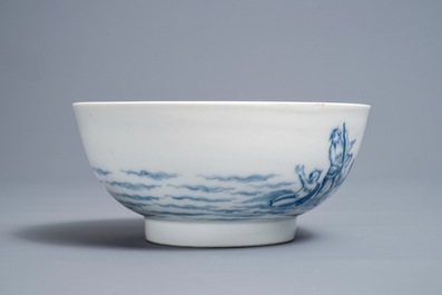 Een Chinese blauwwitte kom met mythologisch decor van Neptunus, Qianlong