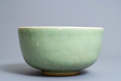 Un bol en porcelaine de Chine c&eacute;ladon sur socle en bois, 17/18&egrave;me