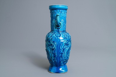 Un vase &agrave; d&eacute;cor en relief en porcelaine de Chine turquoise monochrome, 18/19&egrave;me