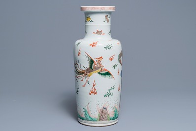 Un vase de forme rouleau en porcelaine de Chine famille verte, marque et &eacute;poque de Kangxi