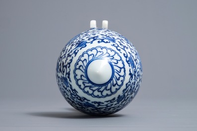 Une mangeoire &agrave; oiseaux en porcelaine de Chine bleu et blanc inscrit Xuande, Kangxi