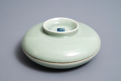 Een ronde Chinese celadon dekselkom met compartimenten, Qianlong merk, 19e eeuw