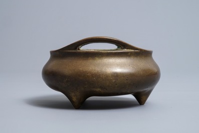 Un br&ucirc;le-parfum tripod en bronze, marque de Xuande, 18/19&egrave;me