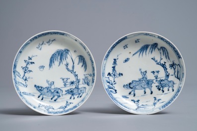 Une paire de tasses et soucoupes en porcelaine de Chine bleu et blanc, &eacute;pave Ca Mau, Yongzheng