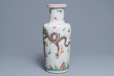 Un vase de forme rouleau en porcelaine de Chine famille verte, marque et &eacute;poque de Kangxi