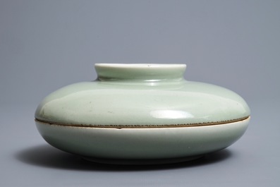 Een ronde Chinese celadon dekselkom met compartimenten, Qianlong merk, 19e eeuw