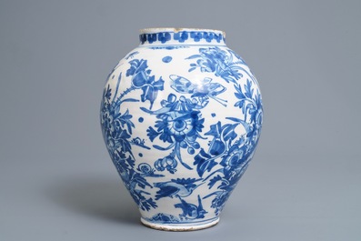 Un vase &agrave; d&eacute;cor de chinoiserie en fa&iuml;ence de Delft en bleu et blanc, Angleterre, 18&egrave;me