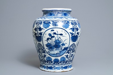 Un grand vase en fa&iuml;ence de Delft en bleu et blanc &agrave; d&eacute;cor de chinoiserie, d&eacute;but du 18&egrave;me