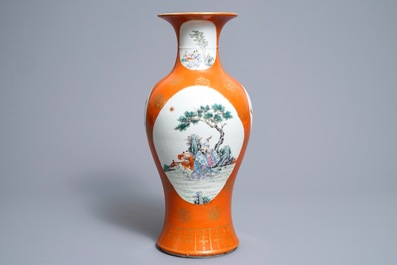 Un vase en porcelaine de Chine famille rose sur fond orange, marque de Qianlong, R&eacute;publique, 20&egrave;me