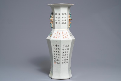 Un vase de forme octagonale en porcelaine de Chine qianjiang cai, dat&eacute; 1893