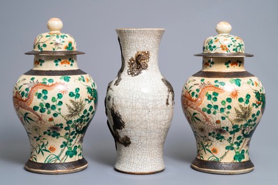 Trois vases en porcelaine de Chine dit &quot;de Nankin&quot; aux d&eacute;cors de dragons, 19&egrave;me