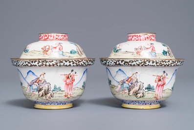 Une paire de bols couverts en &eacute;maux de Canton, Yongzheng/Qianlong