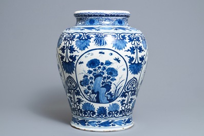 Een grote blauwwitte Delftse vaas met chinoiserie decor, vroeg 18e eeuw