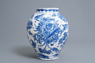 Een blauwwitte pot in Engels Delfts aardewerk met chinoiserie decor, 18e eeuw