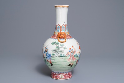 Een flesvormige Chinese famille rose vaas, Qianlong merk, Republiek, 20e eeuw