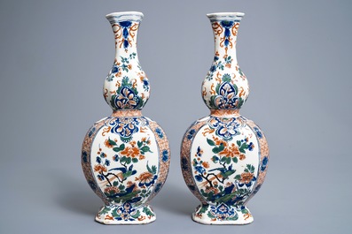 Een paar polychrome Delftse kasjmier palet flesvormige vazen, 17/18e eeuw