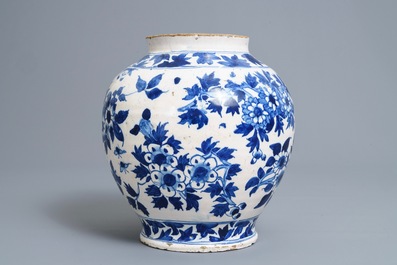Un vase &agrave; d&eacute;cor de chinoiserie en fa&iuml;ence de Delft en bleu et blanc, Angleterre, 18&egrave;me
