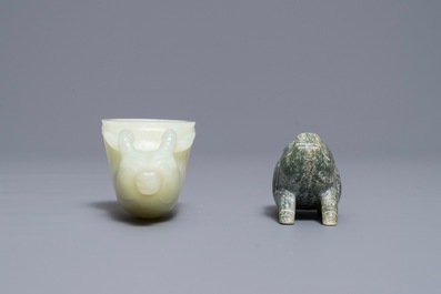 Een Chinese jade hertvormige drinkbeker en een model van een varken, Han of later