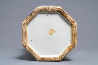 Een octagonale Chinese qianjiang cai vaas, gedateerd 1893