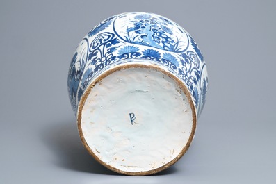 Een grote blauwwitte Delftse vaas met chinoiserie decor, vroeg 18e eeuw