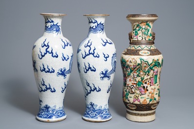 Trois vases en porcelaine de Chine dit &quot;de Nankin&quot; aux d&eacute;cors de dragons et de guerriers, 19&egrave;me