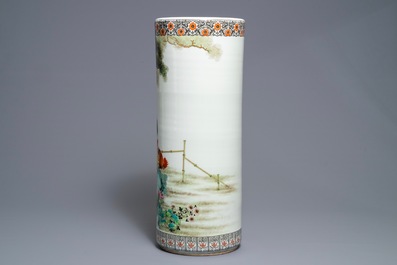 A cylindrical Chinese famille rose vase with roosters, Republic, 20th C.