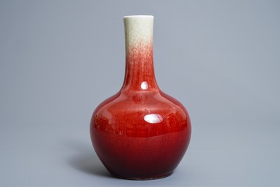 Een Chinese tianqiu ping vaas met langyao flamb&eacute; glazuur, 18/19e eeuw