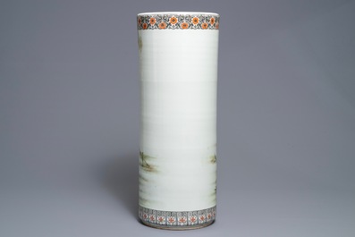 Un vase cylindrique en porcelaine de Chine famille rose, R&eacute;publique, 20&egrave;me