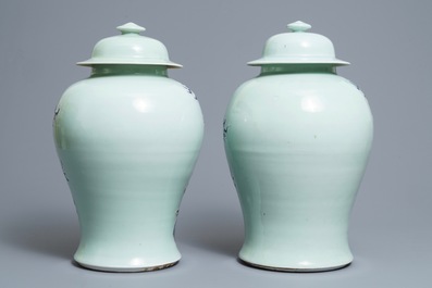 Une paire de vases couverts en porcelaine de Chine bleu, blanc et rouge sur fond c&eacute;ladon, 19/20&egrave;me