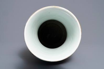 Un vase en porcelaine de Chine de style Dayazhai &agrave; fond turquoise, 19&egrave;me