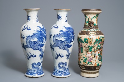 Een paar Chinese Nanking 'draken' vazen en een vaas met strijders, 19e eeuw