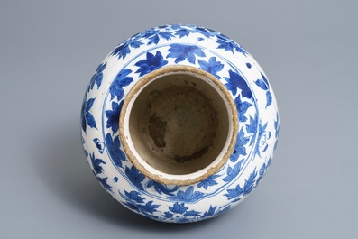 Un vase &agrave; d&eacute;cor de chinoiserie en fa&iuml;ence de Delft en bleu et blanc, Angleterre, 18&egrave;me