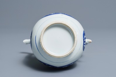 Une verseuse en porcelaine de Chine bleu et blanc pour le march&eacute; islamique, Kangxi