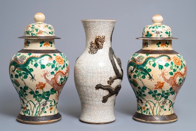 Trois vases en porcelaine de Chine dit &quot;de Nankin&quot; aux d&eacute;cors de dragons, 19&egrave;me