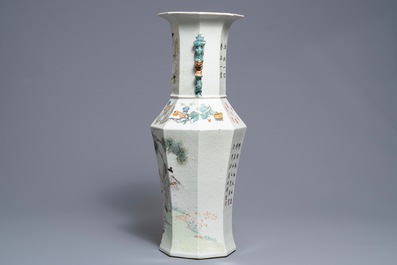 Un vase de forme octagonale en porcelaine de Chine qianjiang cai, dat&eacute; 1893