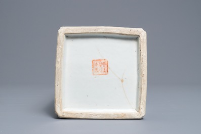 Een vierkante Chinese qianjiang cai hoedensteun, gesign. Xu Pinheng, 19e eeuw