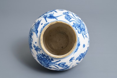 Een blauwwitte pot in Engels Delfts aardewerk met chinoiserie decor, 18e eeuw