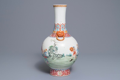 Un vase de forme tianqiu ping en porcelaine de Chine famille rose, marque de Qianlong, R&eacute;publique, 20&egrave;me