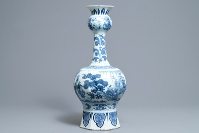 Een grote blauwwitte Delftse vaas met chinoiserie decor, eind 17e eeuw
