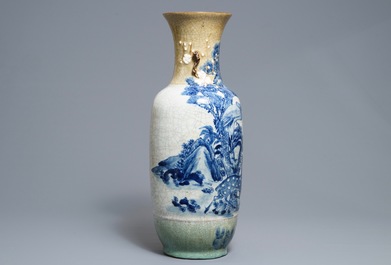 Un vase en porcelaine de Chine dit 'de Nankin' &agrave; d&eacute;cor de cerfs et grues, 19&egrave;me