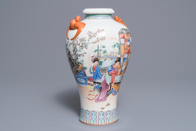 Een fijne Chinese famille rose vaas met vleermuizen, zegelmerk, Republiek, 20e eeuw