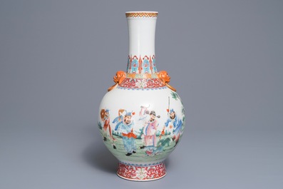 Un vase de forme tianqiu ping en porcelaine de Chine famille rose, marque de Qianlong, R&eacute;publique, 20&egrave;me