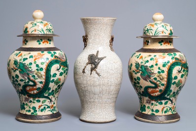 Trois vases en porcelaine de Chine dit &quot;de Nankin&quot; aux d&eacute;cors de dragons, 19&egrave;me